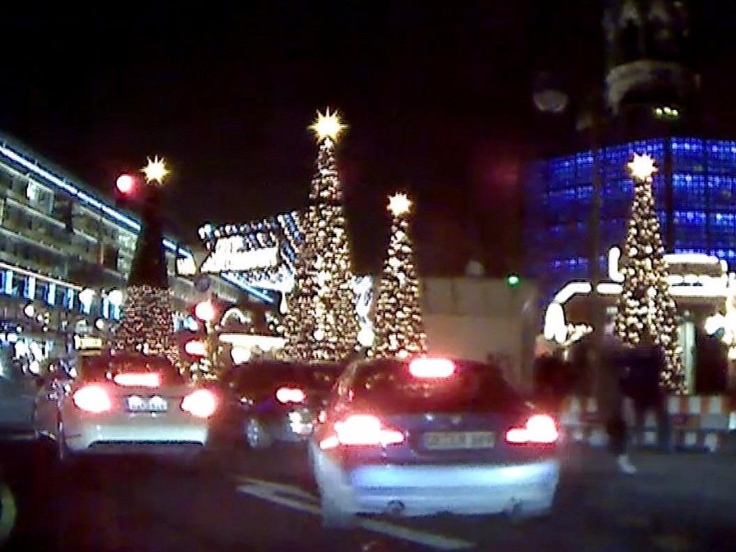 Camera hanh trinh ghi lai phut xe tai lao vao cho o Duc hinh anh