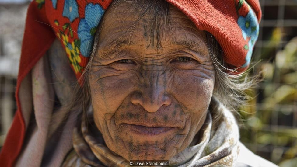 phụ nữ xăm mặt ở Myanmar ảnh 1 phu nu xam mat o Myanmar anh 1