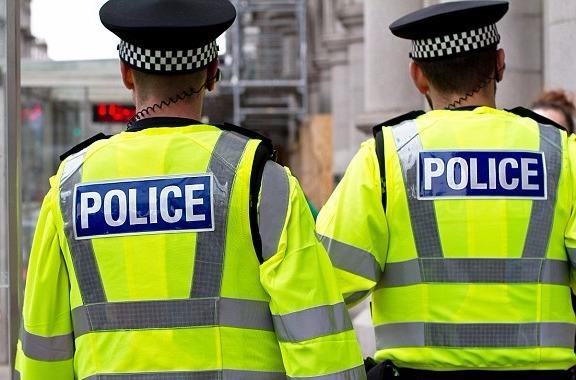 Anh truy quet tiem nail bat gan 100 nguoi, da so tu Viet Nam hinh anh