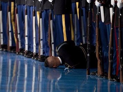 Linh My ngat xiu truoc mat Obama trong le chia tay hinh anh