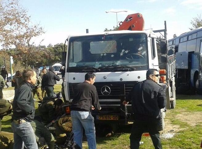 Xe tai tong chet binh si o Jerusalem, tai xe bi ban hinh anh