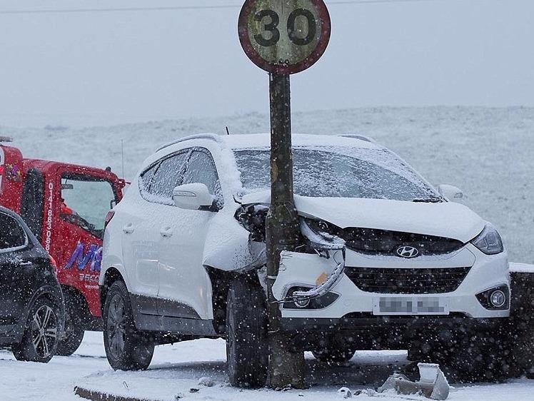 Giao thong Anh 'that thu' vi tuyet roi ket hop gio bao hinh anh