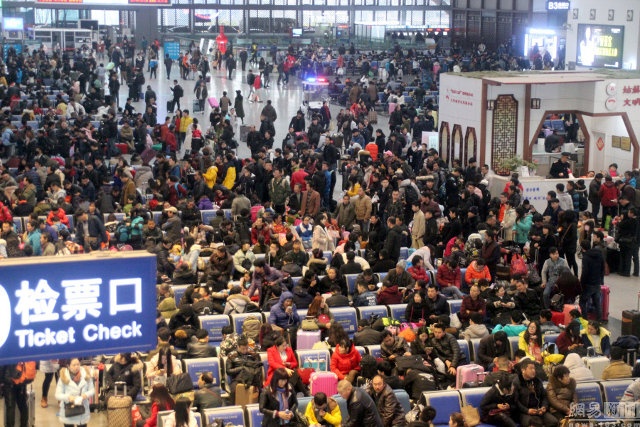 Nguoi Trung Quoc bat dau do ve que an tet hinh anh