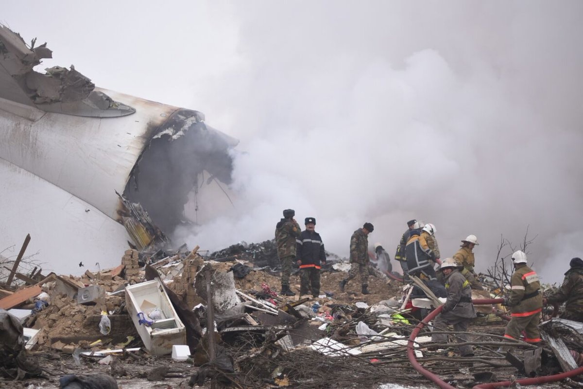 Hien truong may bay Tho Nhi Ky roi tren nha dan o Kyrgyzstan hinh anh