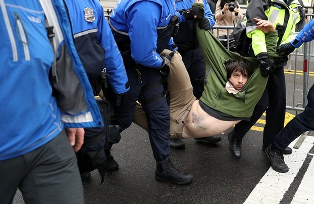 Bao dong truoc le nham chuc cua Trump hinh anh