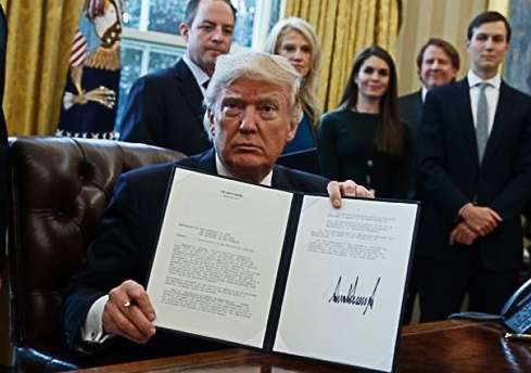 Ty le tin nhiem Trump thap sau tuan dau nham chuc hinh anh