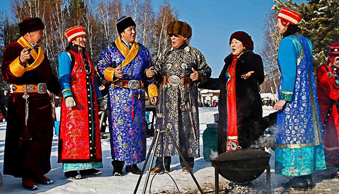 Ngay Tet choi nha ban Mong Co, an thit cuu banh buuz hinh anh