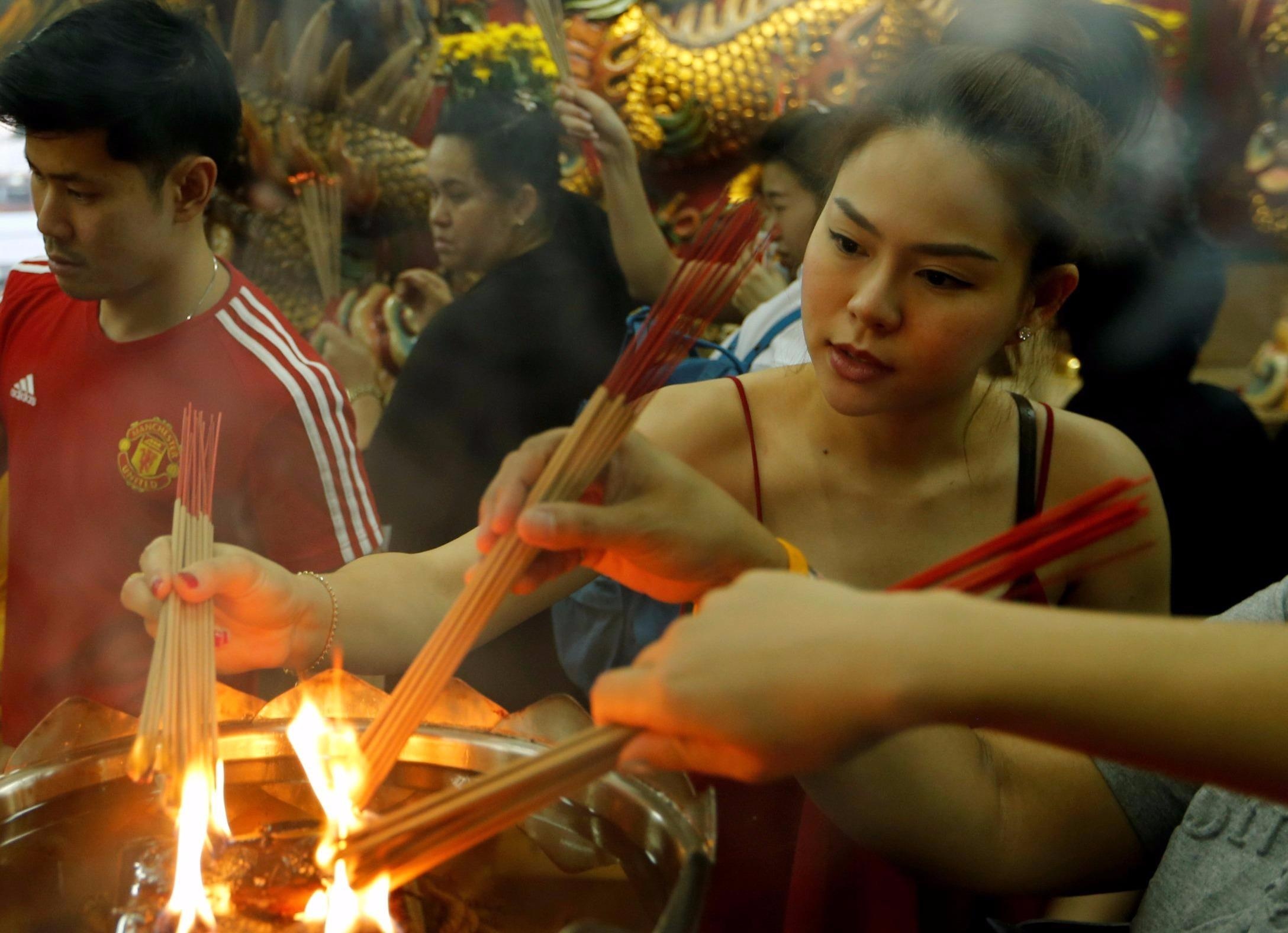 Nguoi dan chau A di chua cau nam moi binh an hinh anh