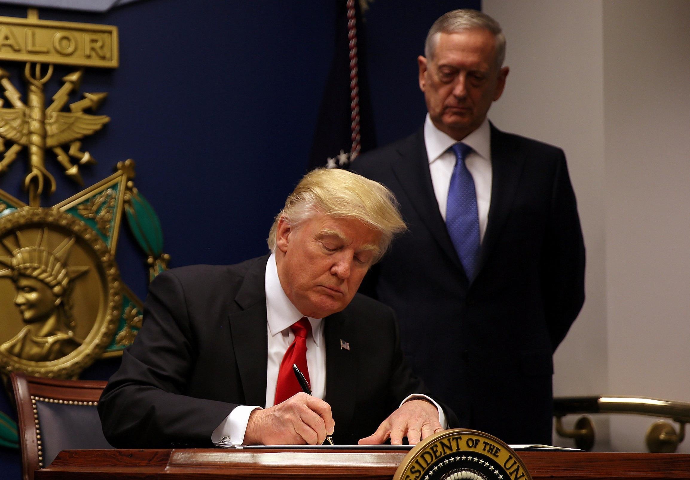 Trump ky lenh cam nguoi ti nan va Hoi giao nhap cu vao My hinh anh