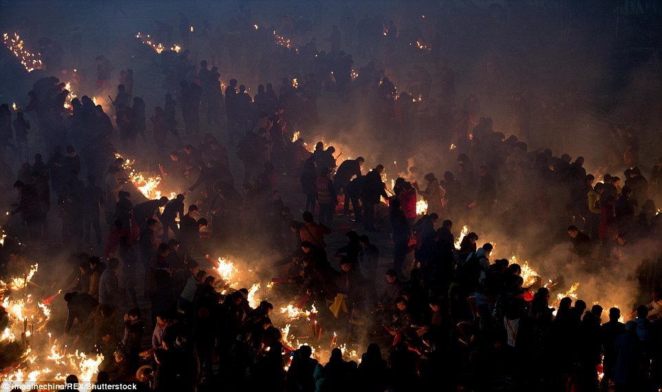 Bien nguoi Trung Quoc chen trong huong khoi de khan Than Tai hinh anh