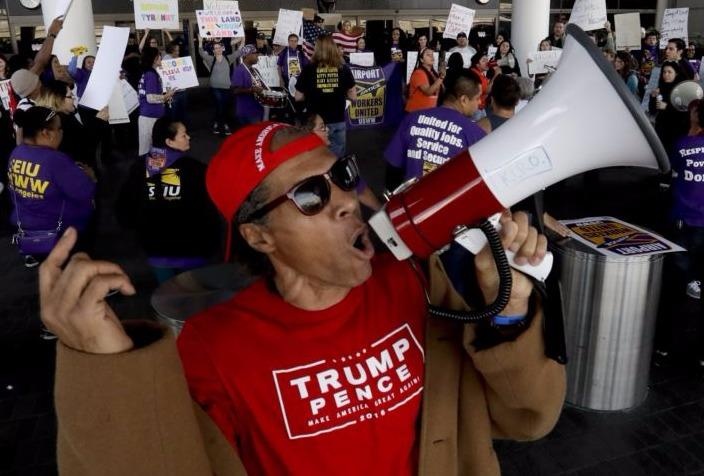 Ly do nhieu nguoi My van ung ho Trump cam dan Hoi giao hinh anh