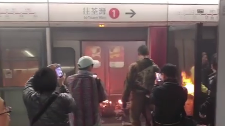 Bom xang no tren tau dien o Hong Kong, 15 nguoi bi thuong hinh anh