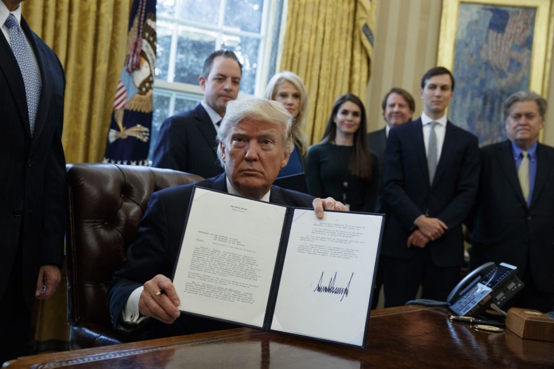 một tháng đầu tiên của Trump ảnh 1 mot thang dau tien cua Trump anh 1