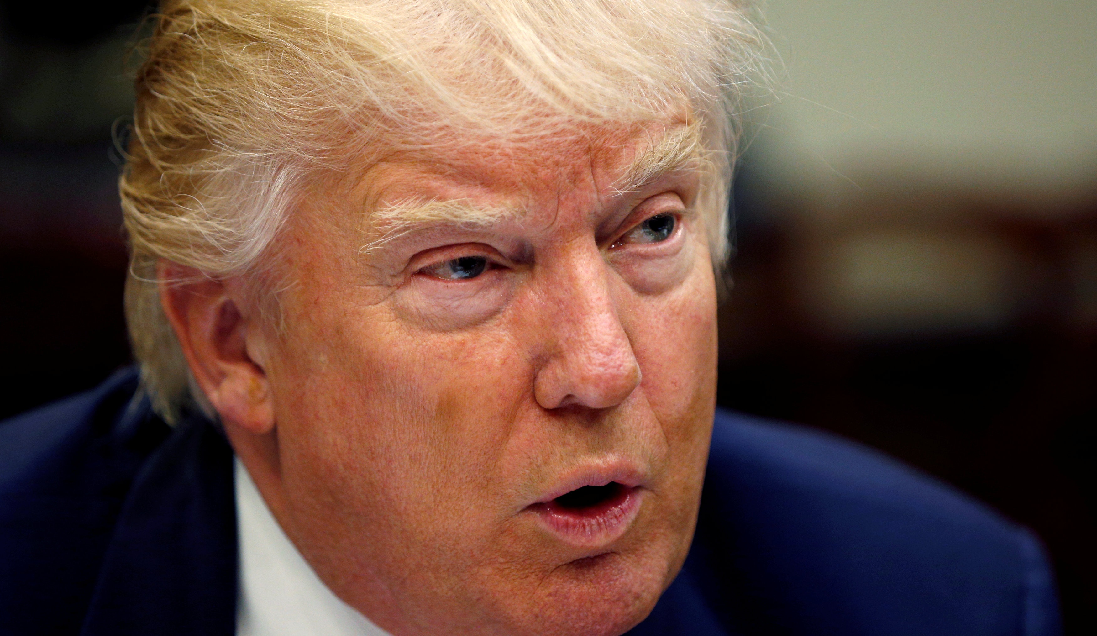 Ty le khong ung ho Trump tiep tuc tang manh hinh anh