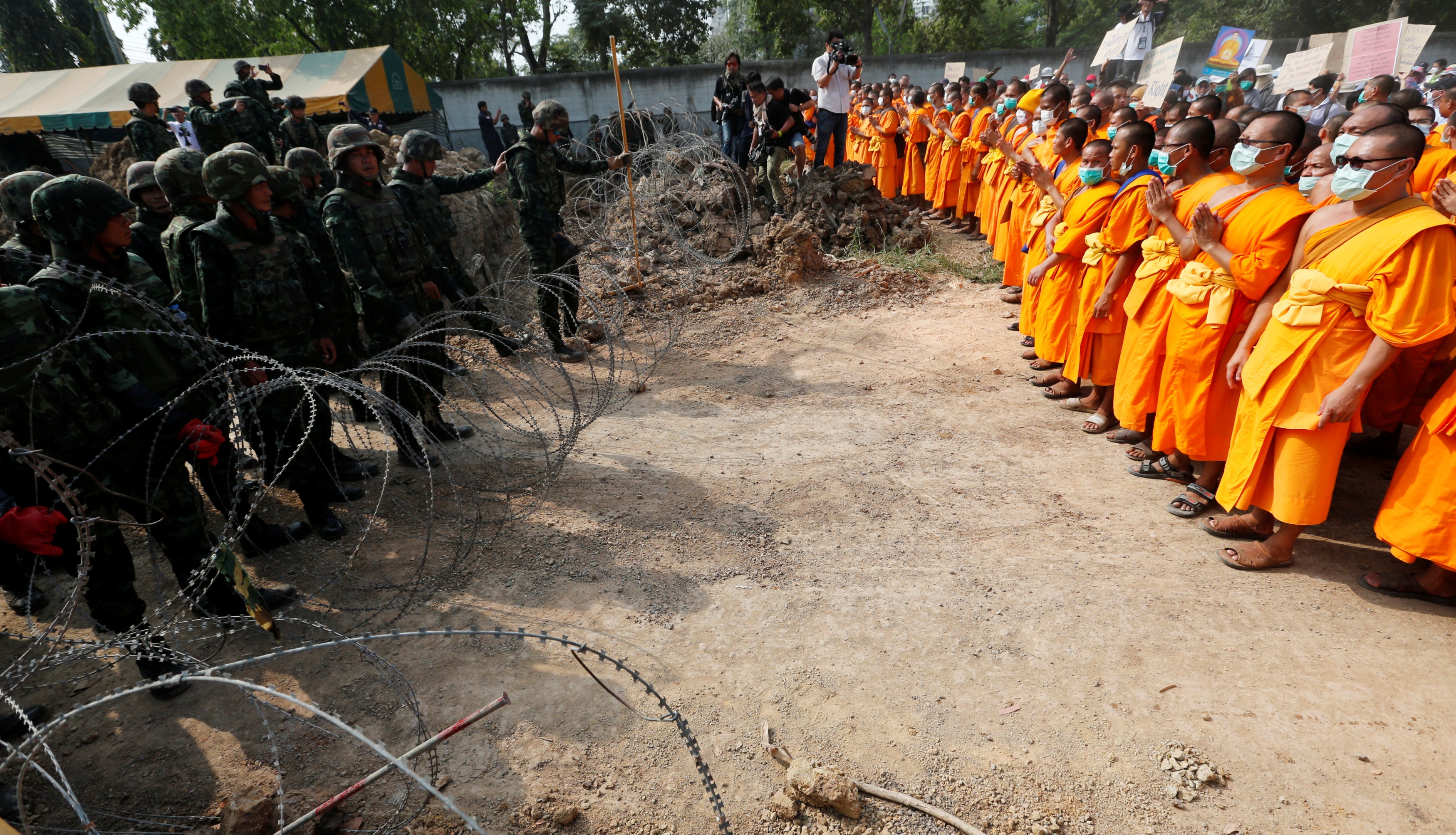 Su chua vuong be boi o Thai 'dan tran' buoc quan doi rut lui hinh anh