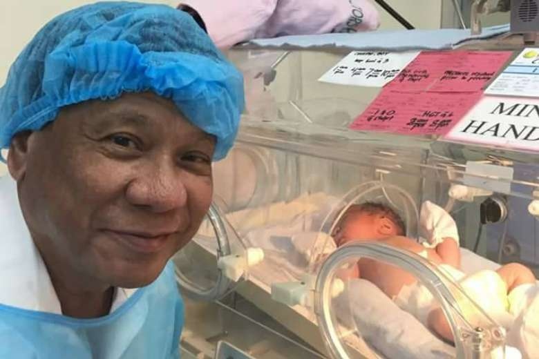 Ong ngoai Duterte chao don chau trai biet danh 'ca mat quy' hinh anh