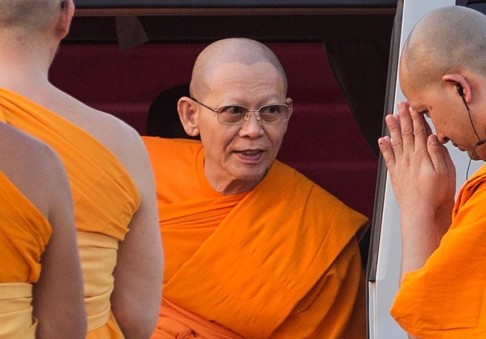 Tan vuong Thai tuoc bo chuc sac cua su bi to tham o hinh anh