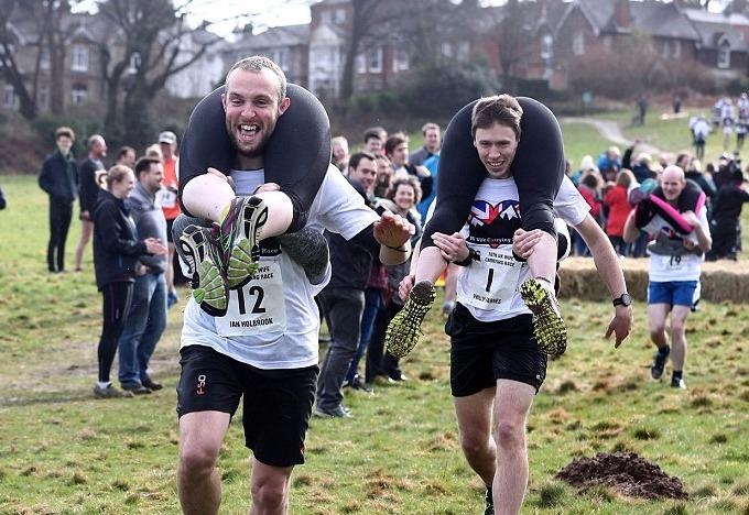 Dan ong Anh cong vo chay dua vuot chuong ngai vat hinh anh