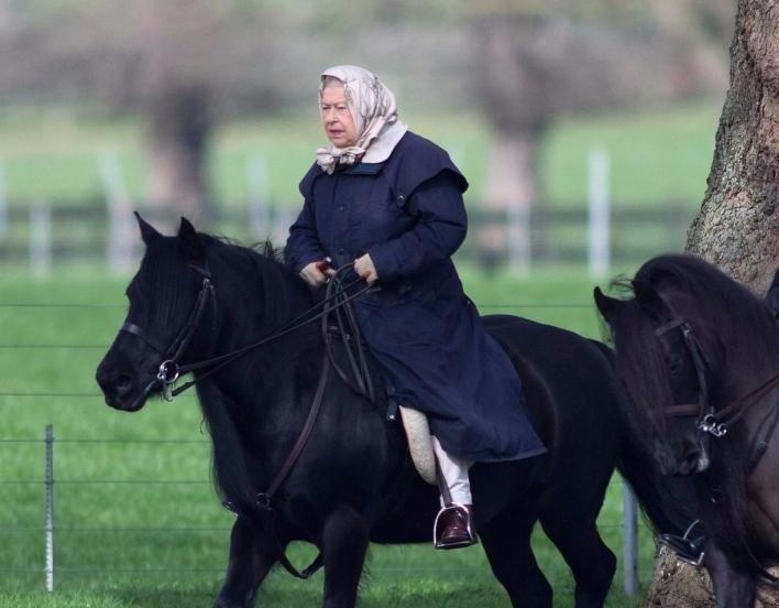 90 tuoi, nu hoang Anh van cuoi ngua khong mu bao hiem hinh anh
