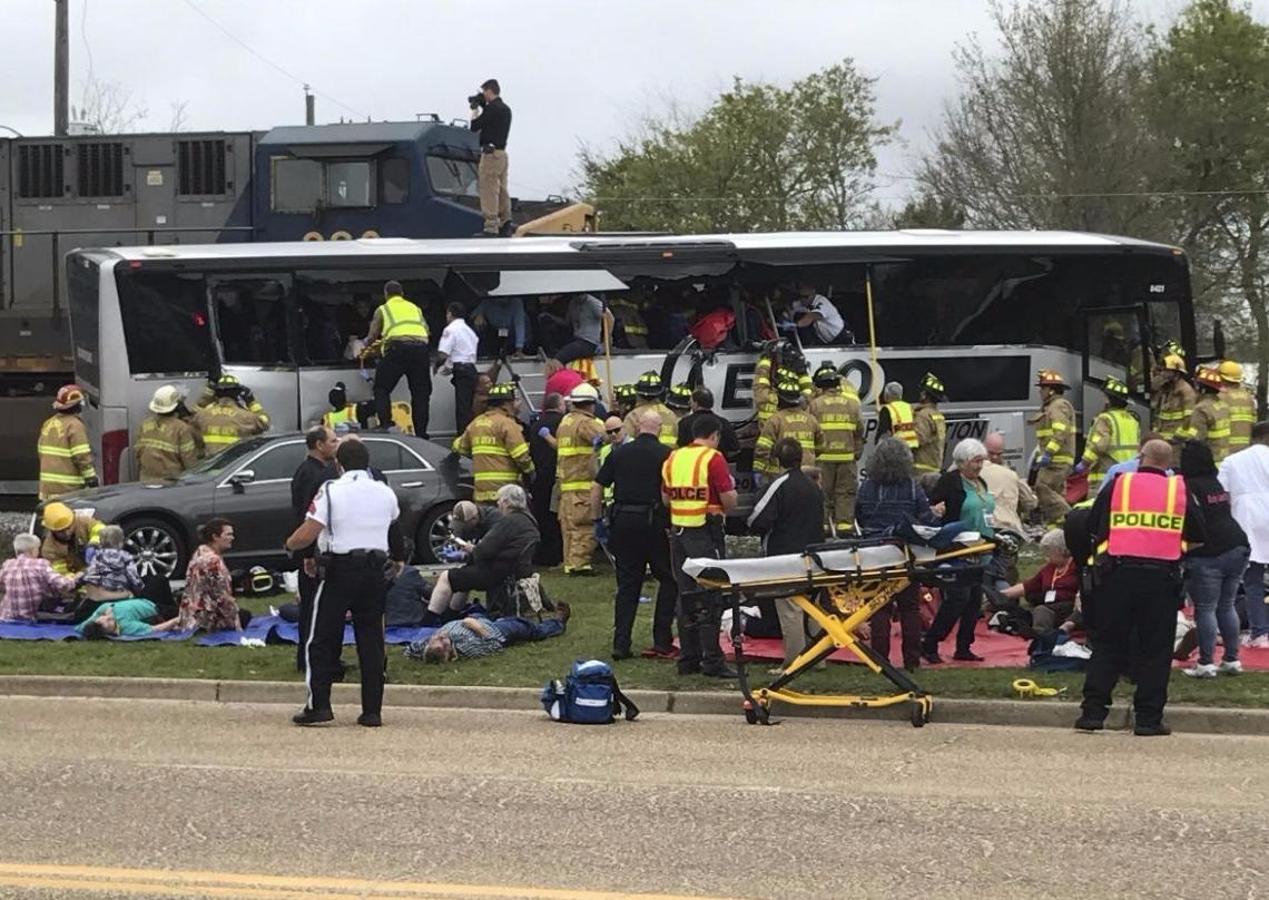 Tau lua dam xe khach o My, it nhat 4 nguoi chet hinh anh