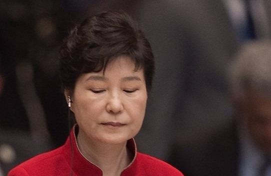 Tong thong Han Quoc chinh thuc bi phe truat sau be boi phap su hinh anh