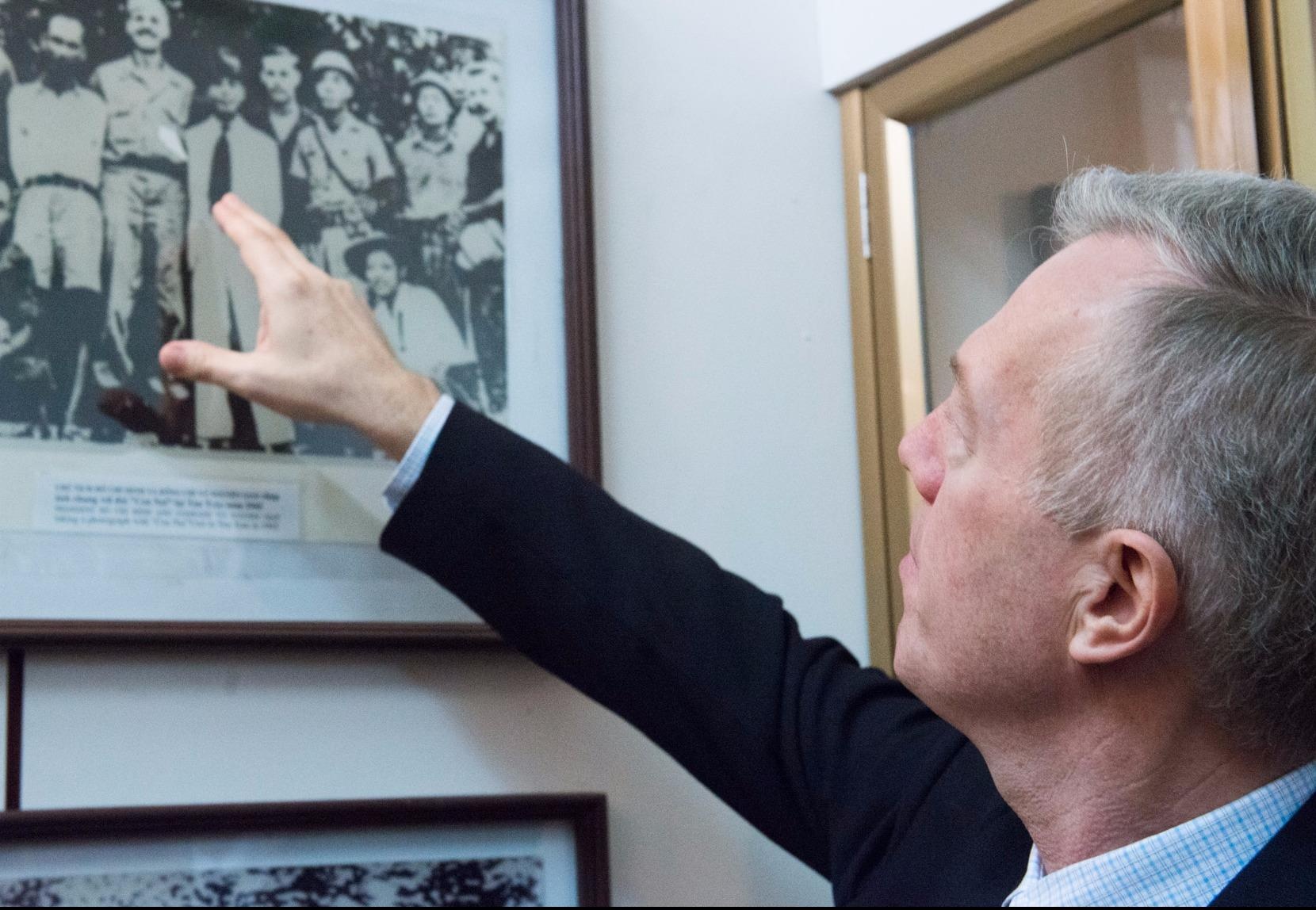 Dai su My tham khu di tich Tan Trao hinh anh