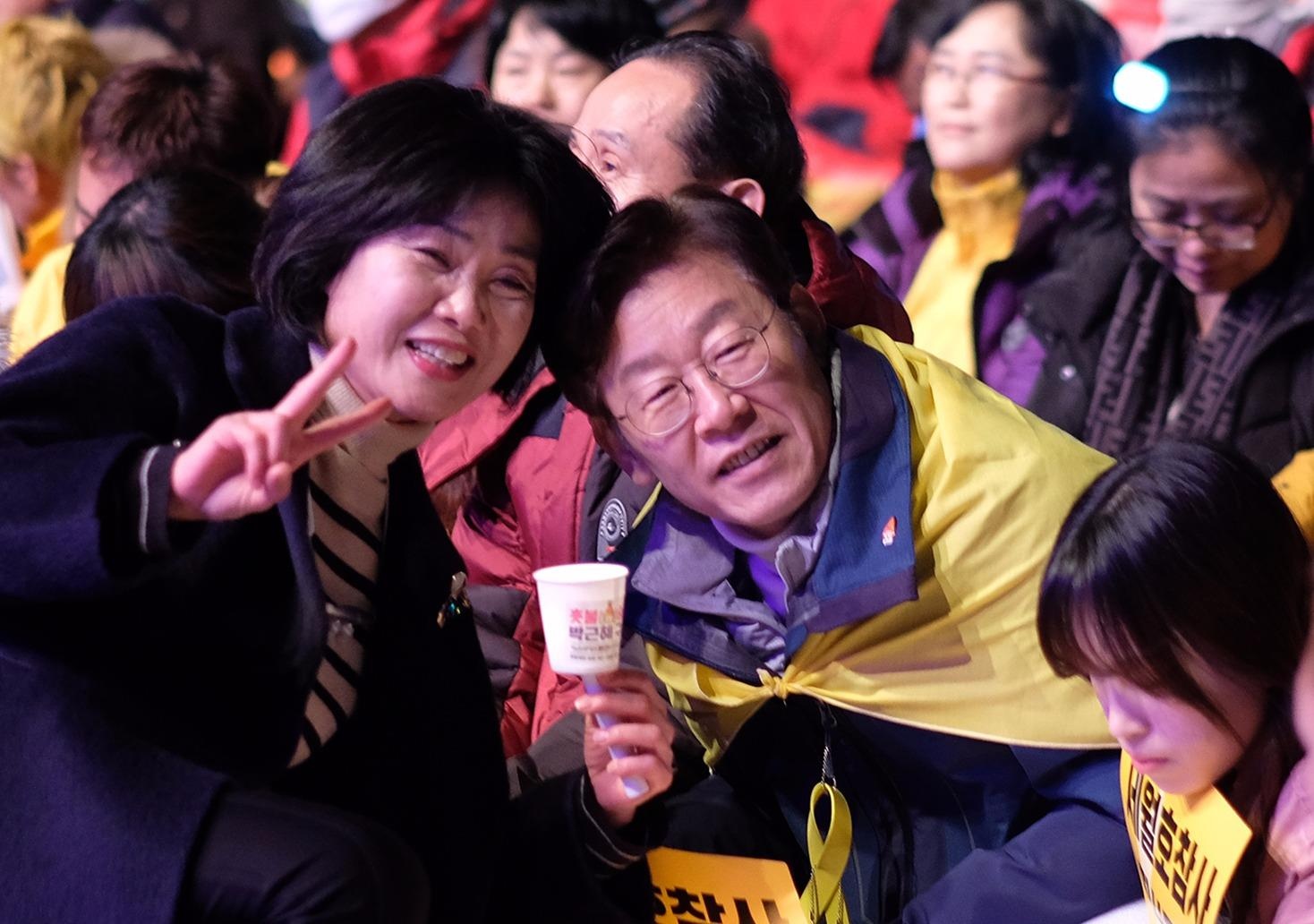 Het bieu tinh, nguoi Han mo nhac hoi mung tong thong bi phe truat hinh anh