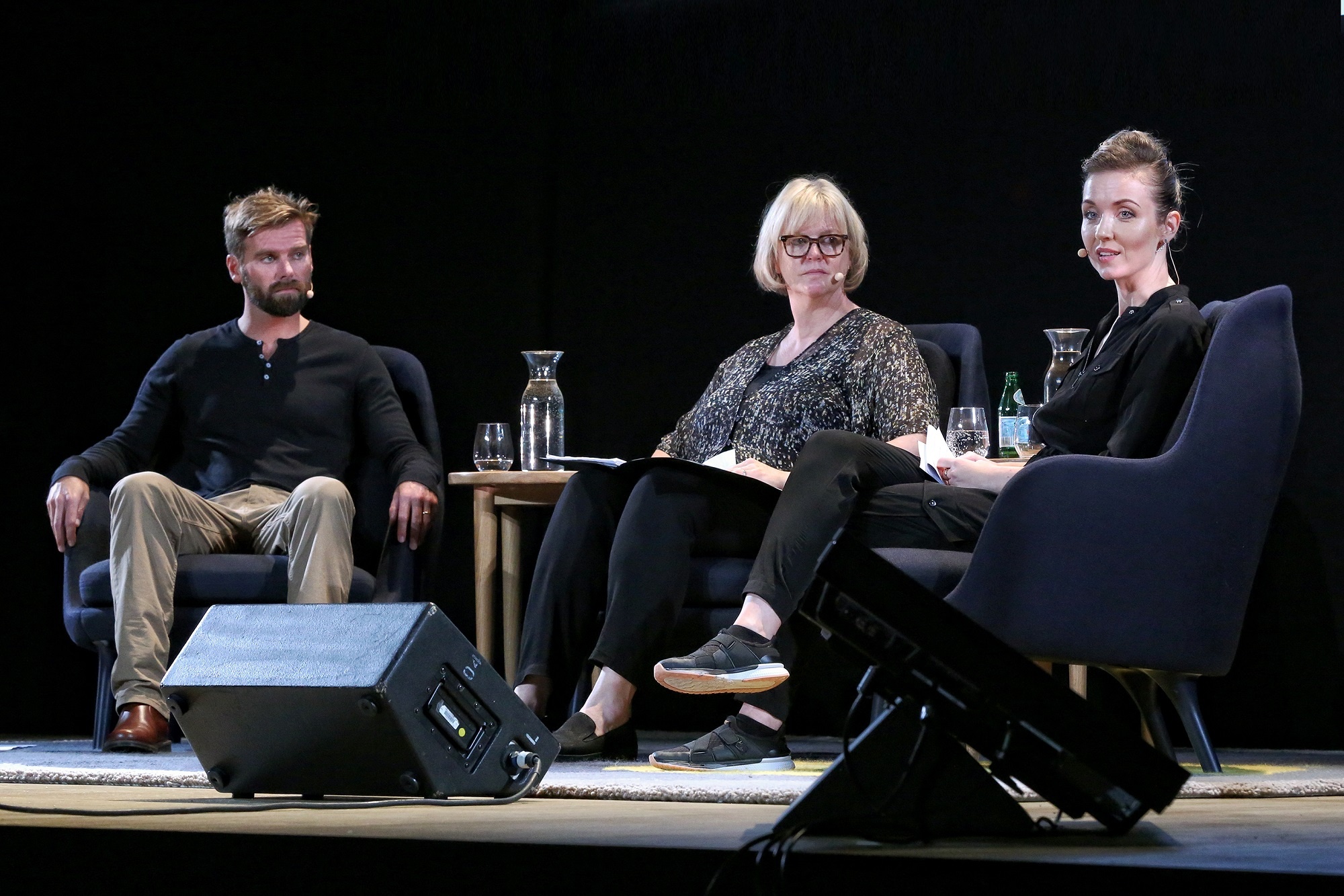 thu pham hiep dam len tieng anh 1