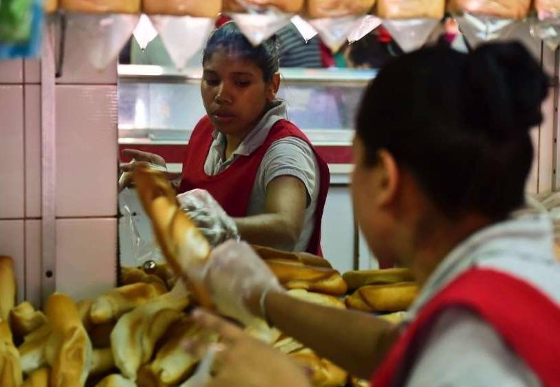 'Cuoc chien banh mi': Venezuela bat 4 chu tiem giua sieu lam phat hinh anh