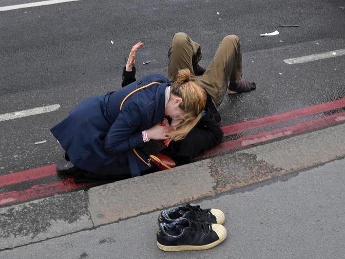Nhan chung vu khung bo nghi vien Anh: 'Mau chay khap noi' hinh anh