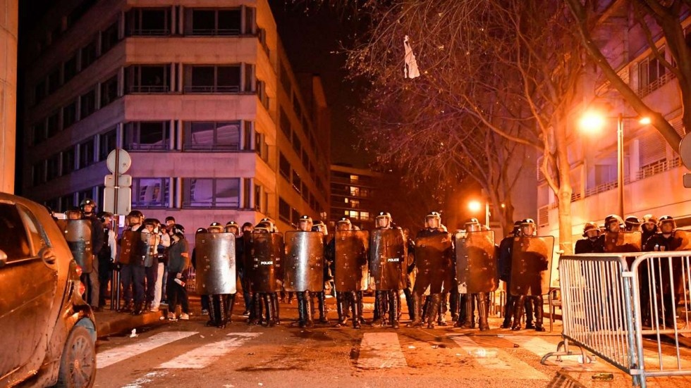 Canh sat Phap ban chet nguoi Trung Quoc khien cong dong bieu tinh hinh anh