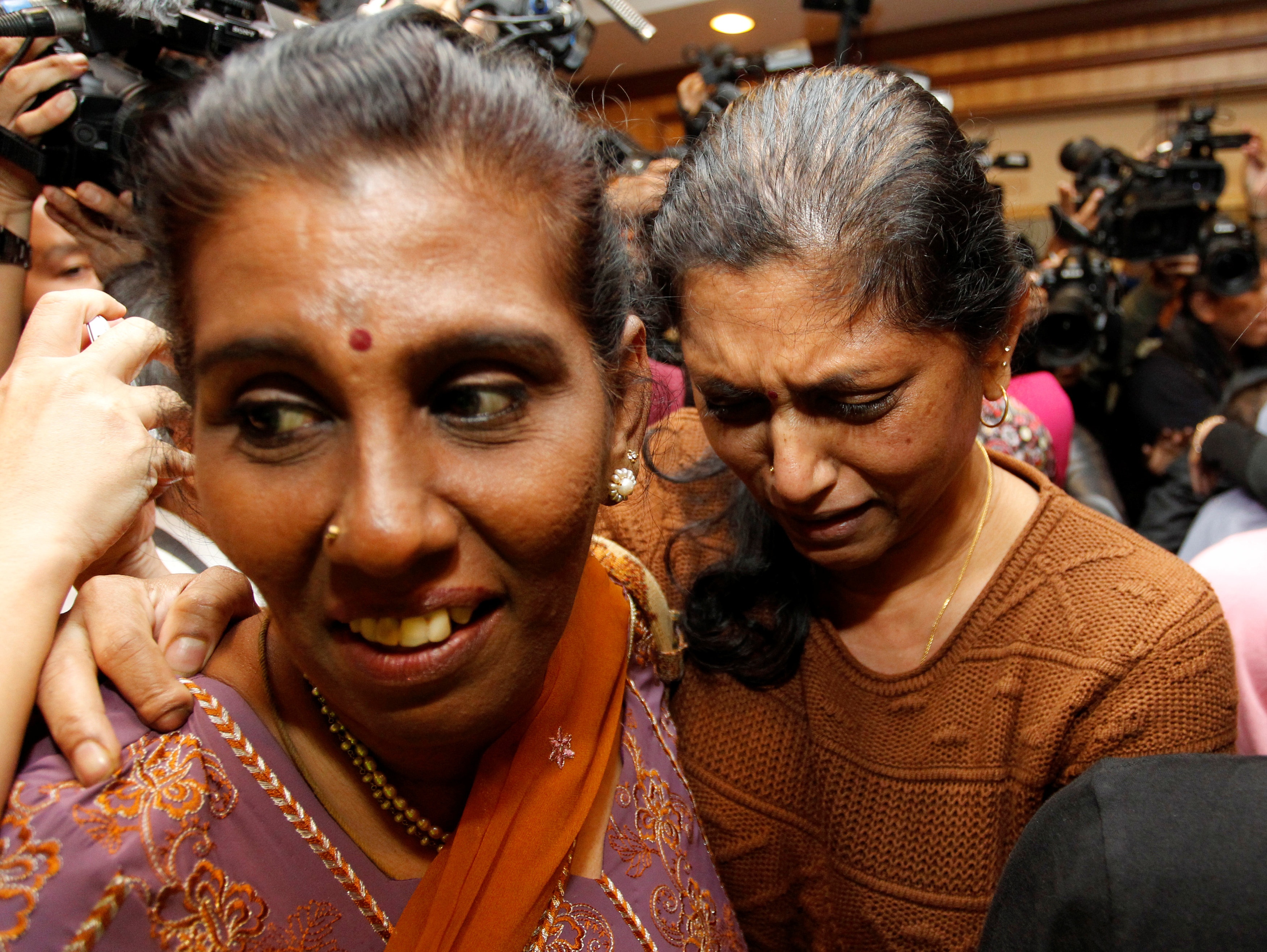 Nguoi Malaysia doan vien trong nuoc mat sau 3 tuan ket o Trieu Tien hinh anh