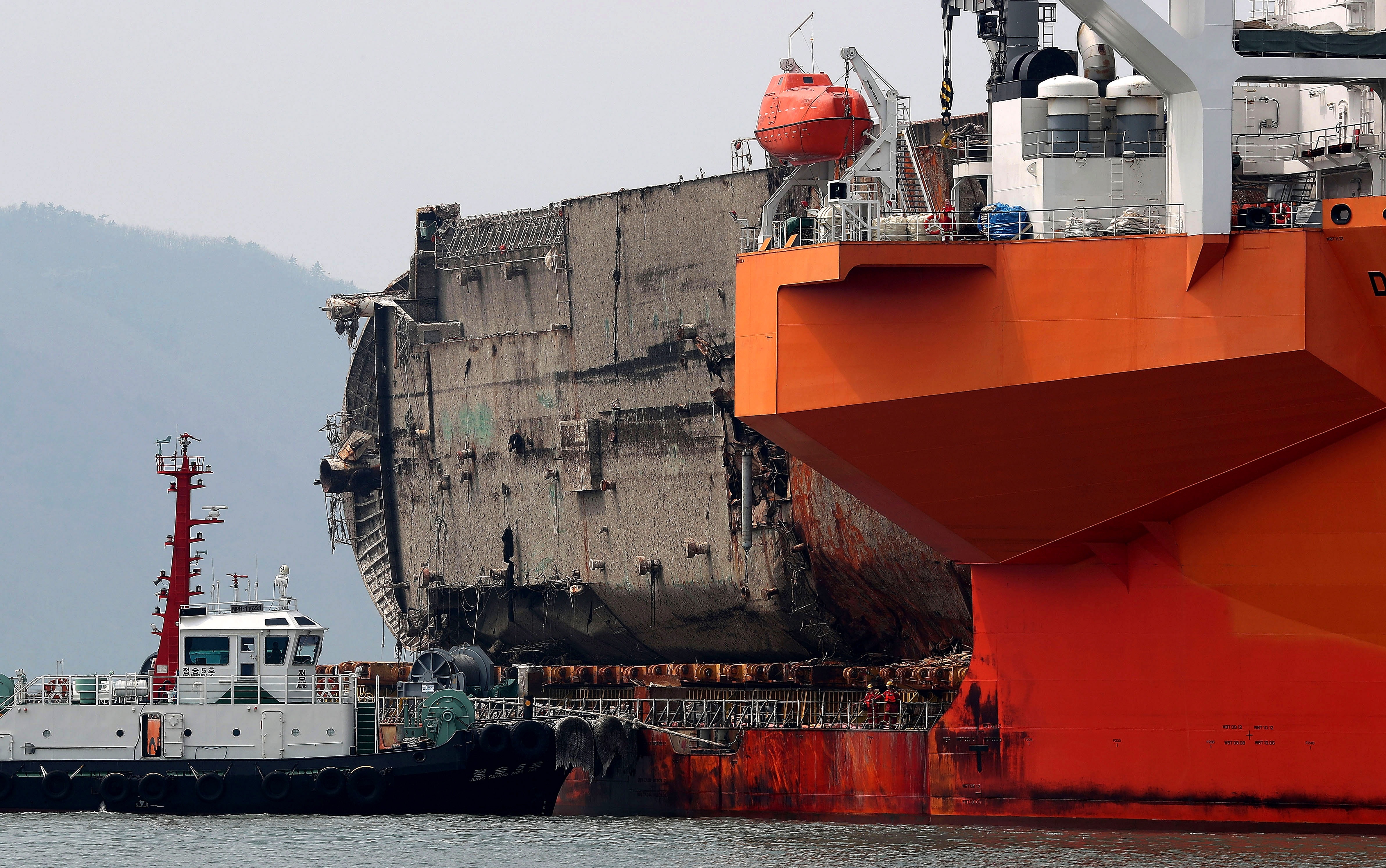 pha Sewol duoc dua vao bo anh 2