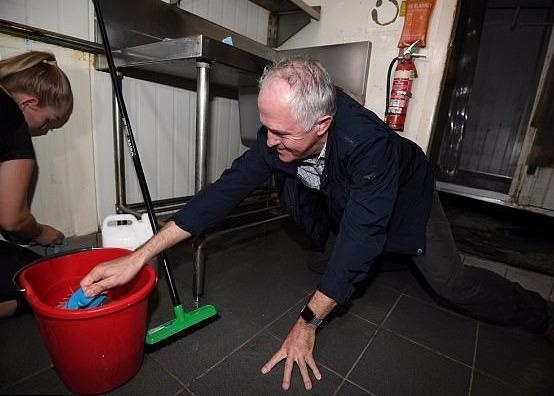 Thu tuong Australia co bep cho nguoi dan vung lut hinh anh