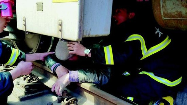 Nhay vao duong ray khi tau dang den, cu ong thoat chet ky dieu hinh anh