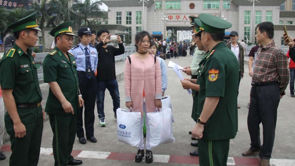 Hai co gai Viet bi ban sang Trung Quoc duoc dua ve nuoc hinh anh