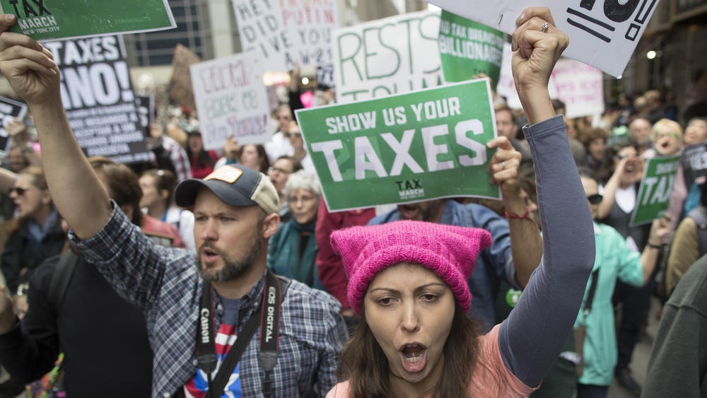 Trump phan phao nguoi bieu tinh noi ong tron thue hinh anh