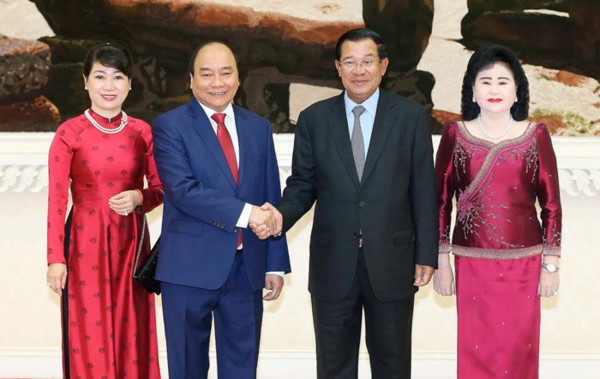 Thu tuong Nguyen Xuan Phuc hoi dam voi Thu tuong Hun Sen hinh anh