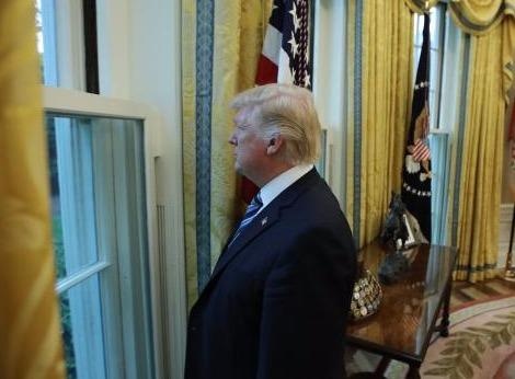 100 ngay o Nha Trang: Trump 'nhu song trong to ken' hinh anh