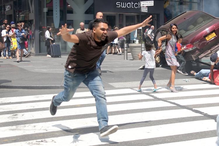 Nghi pham dam xe New York 'nhu len dong' tai hien truong hinh anh