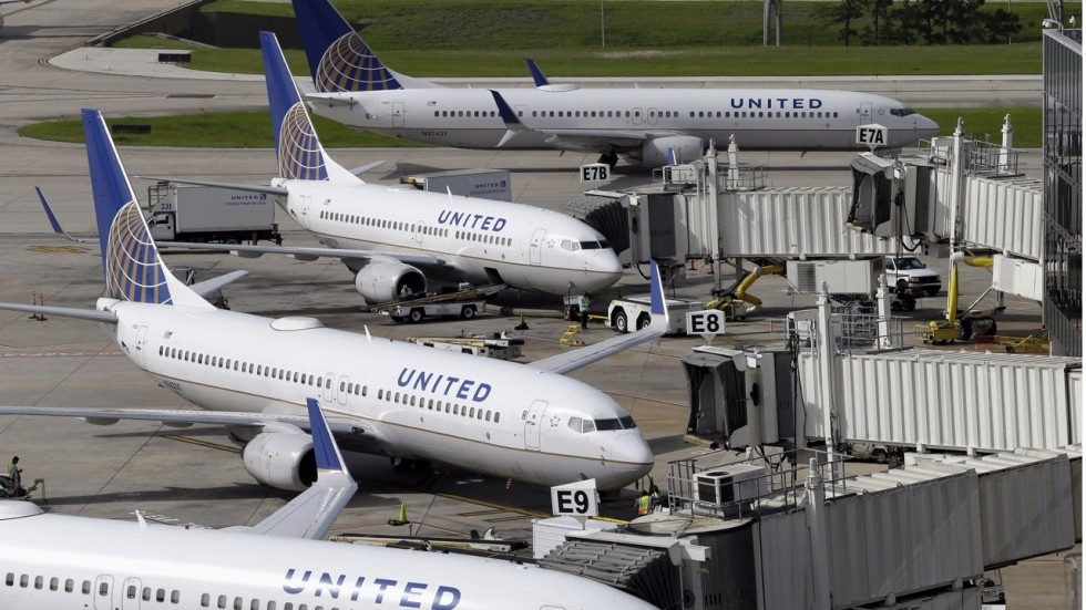 United Airlines dua coc cho hanh khach di ve sinh tai cho hinh anh