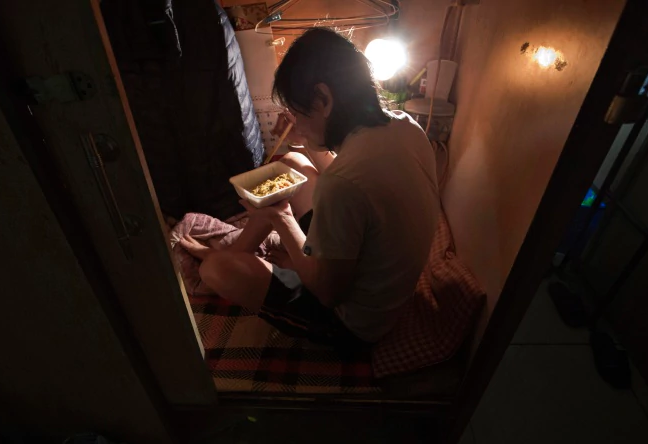 Gan 50% osin nhap cu o Hong Kong ngu trong toilet hinh anh