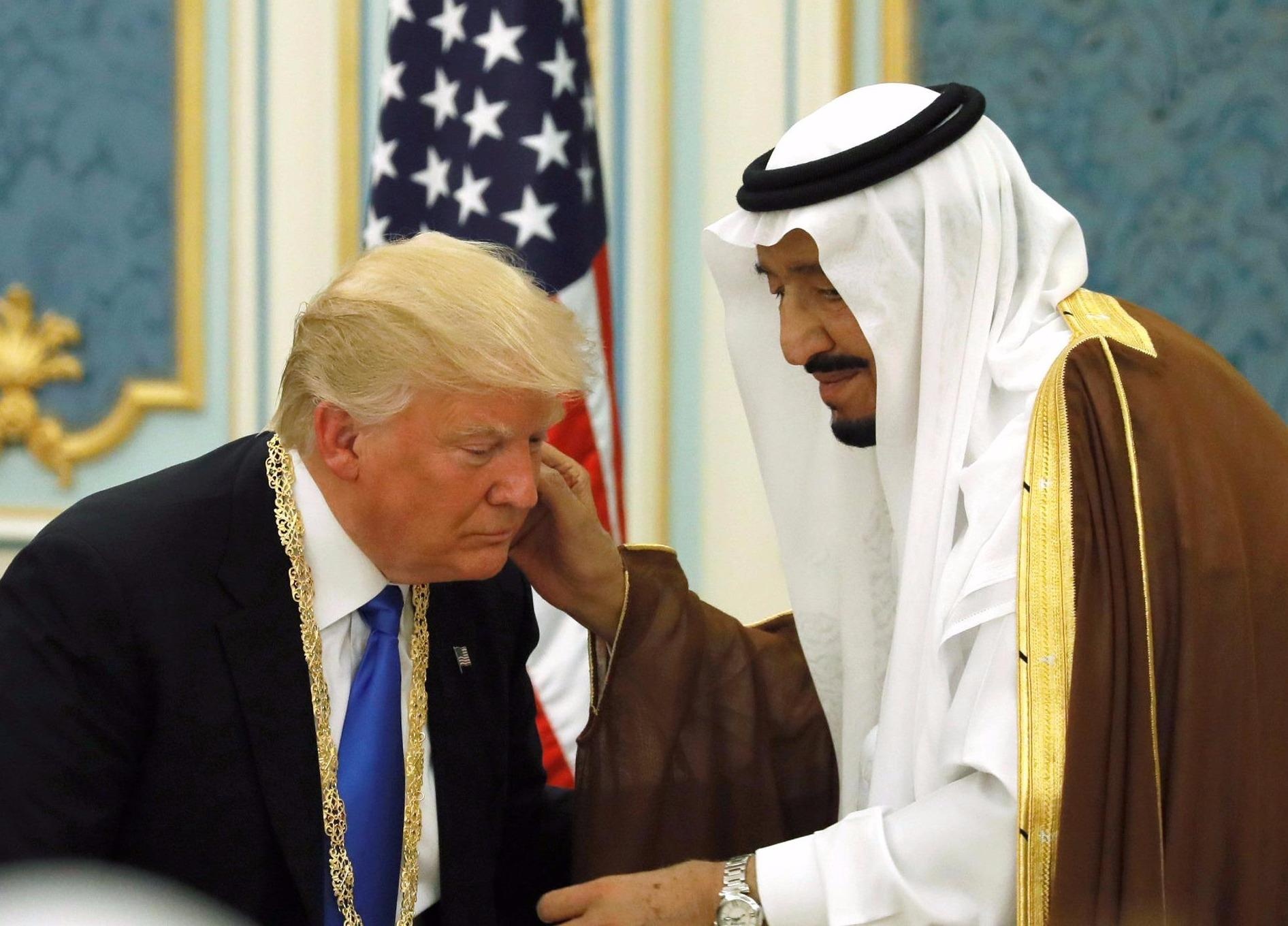 Phat bieu ve Hoi giao, TT Trump doi dien 'bong den' tu qua khu hinh anh