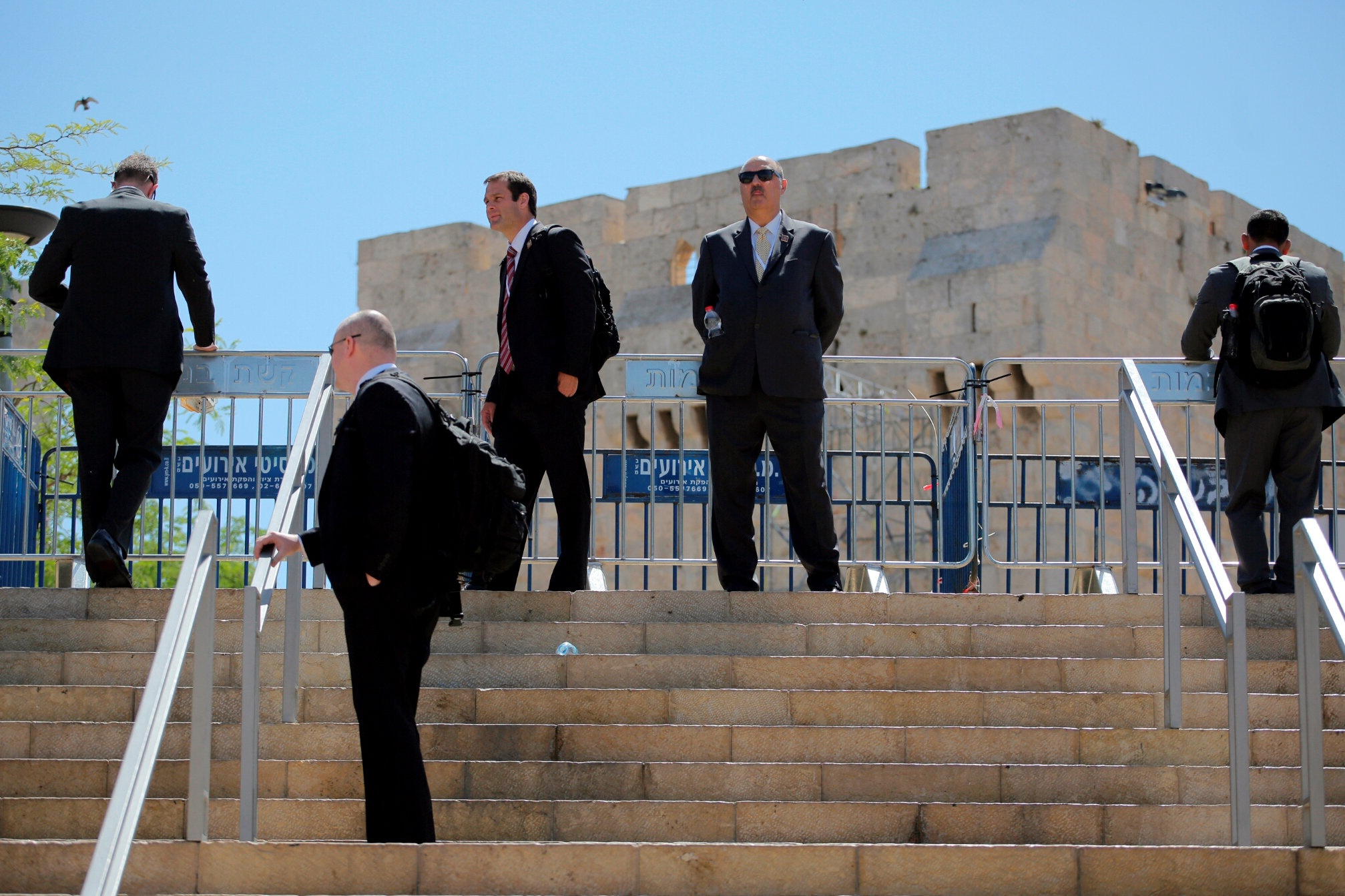 10.000 nguoi bao ve Tong thong Trump tham vung dat thanh hinh anh