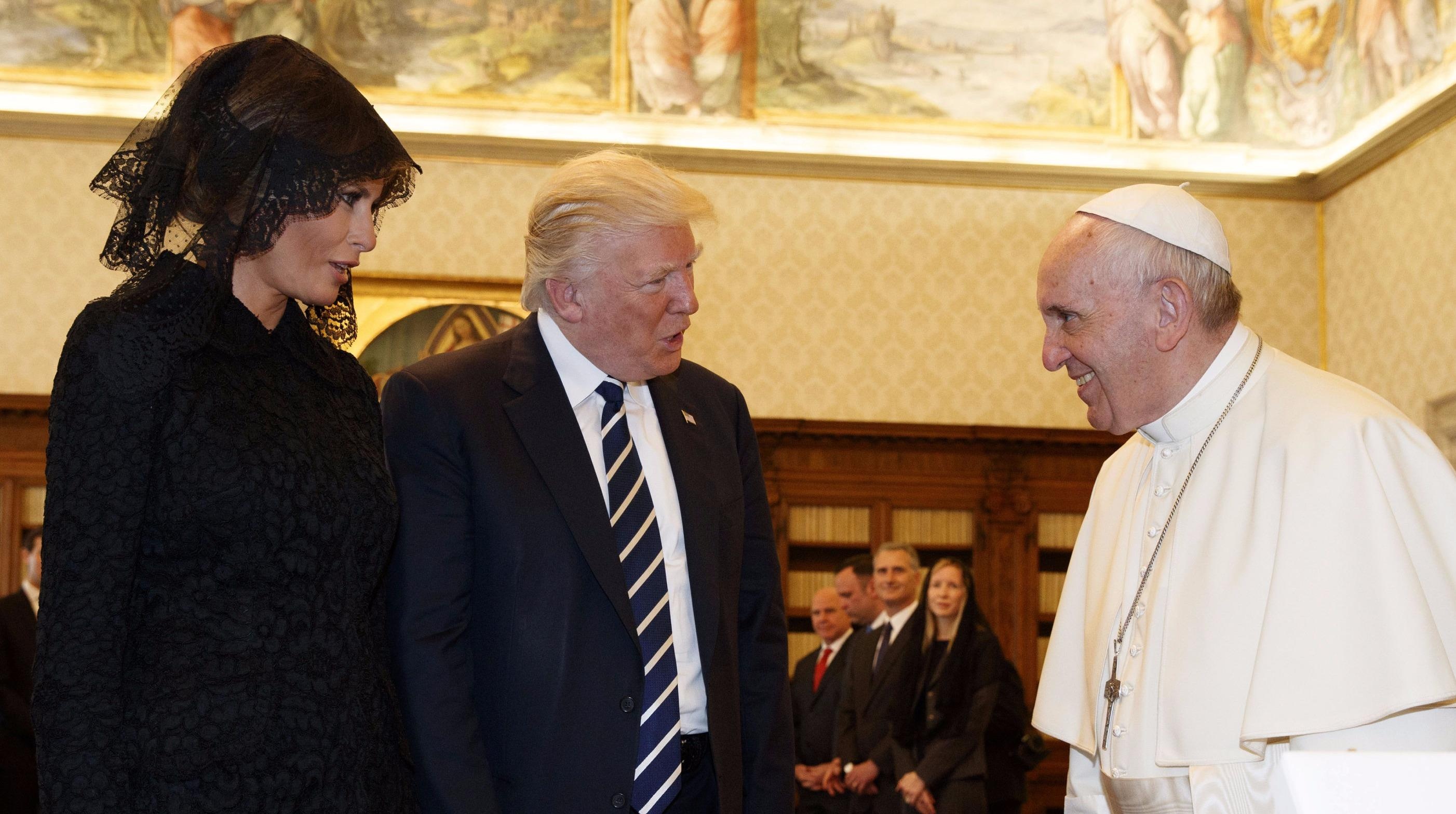 Giao hoang tuoi cuoi khi gap vo chong Tong thong Trump hinh anh