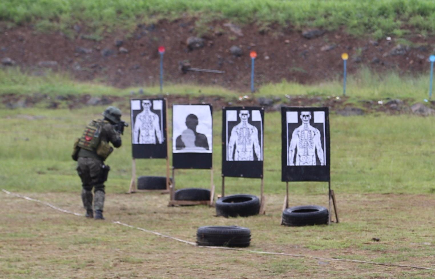 Ong Duterte du dien tap chong khung bo cua dac nhiem Philippines hinh anh