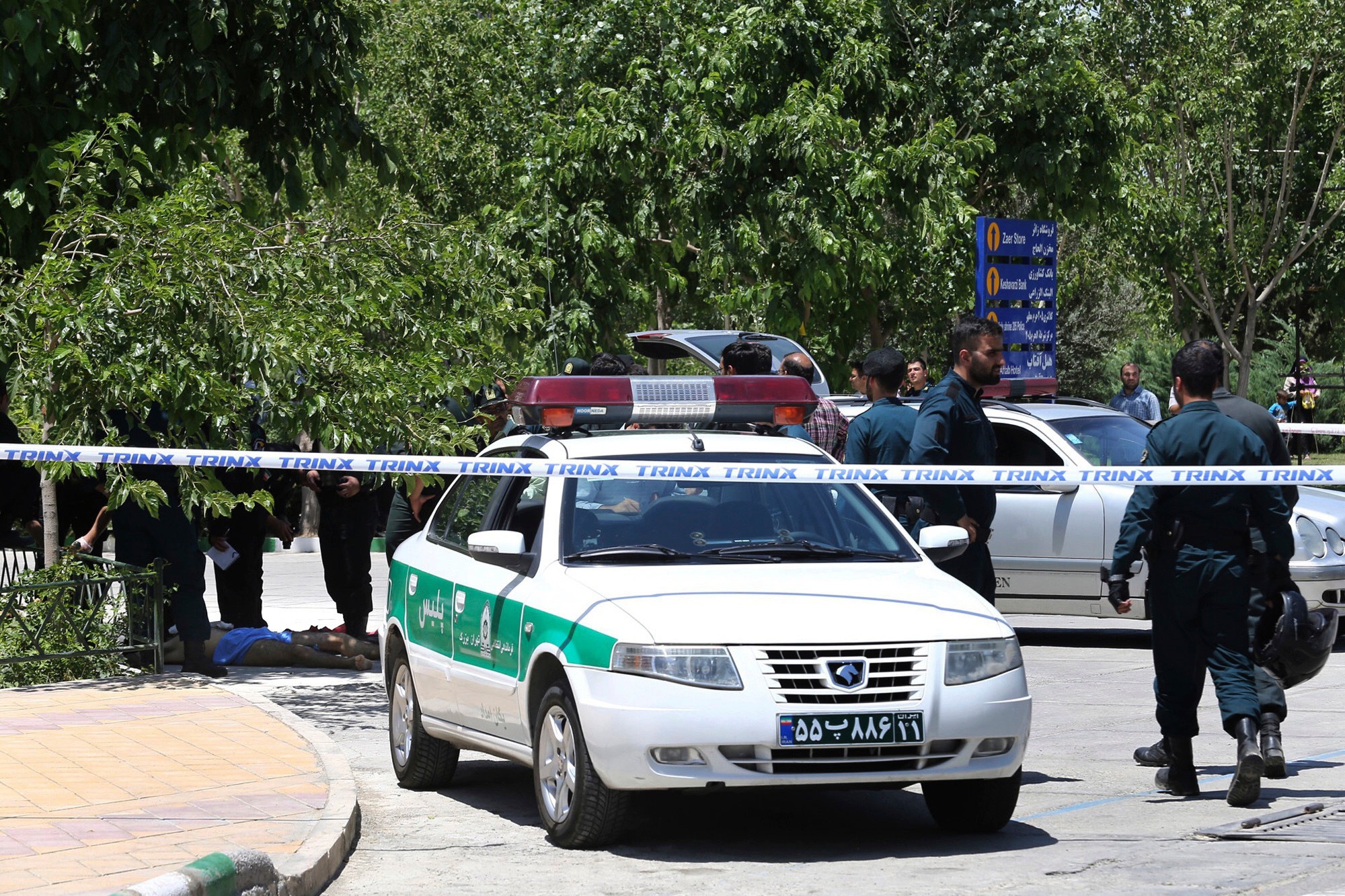 toa nha quoc hoi Iran bi tan cong anh 8