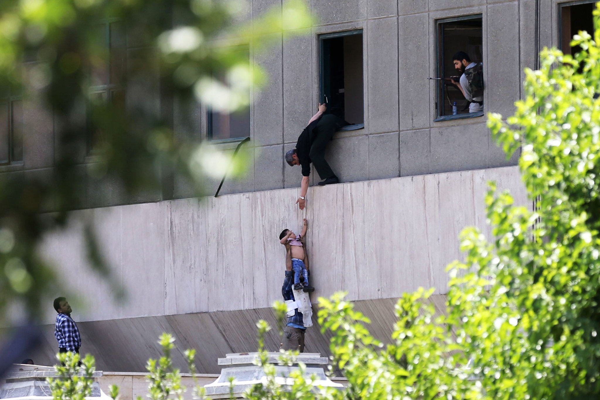 toa nha quoc hoi Iran bi tan cong anh 3