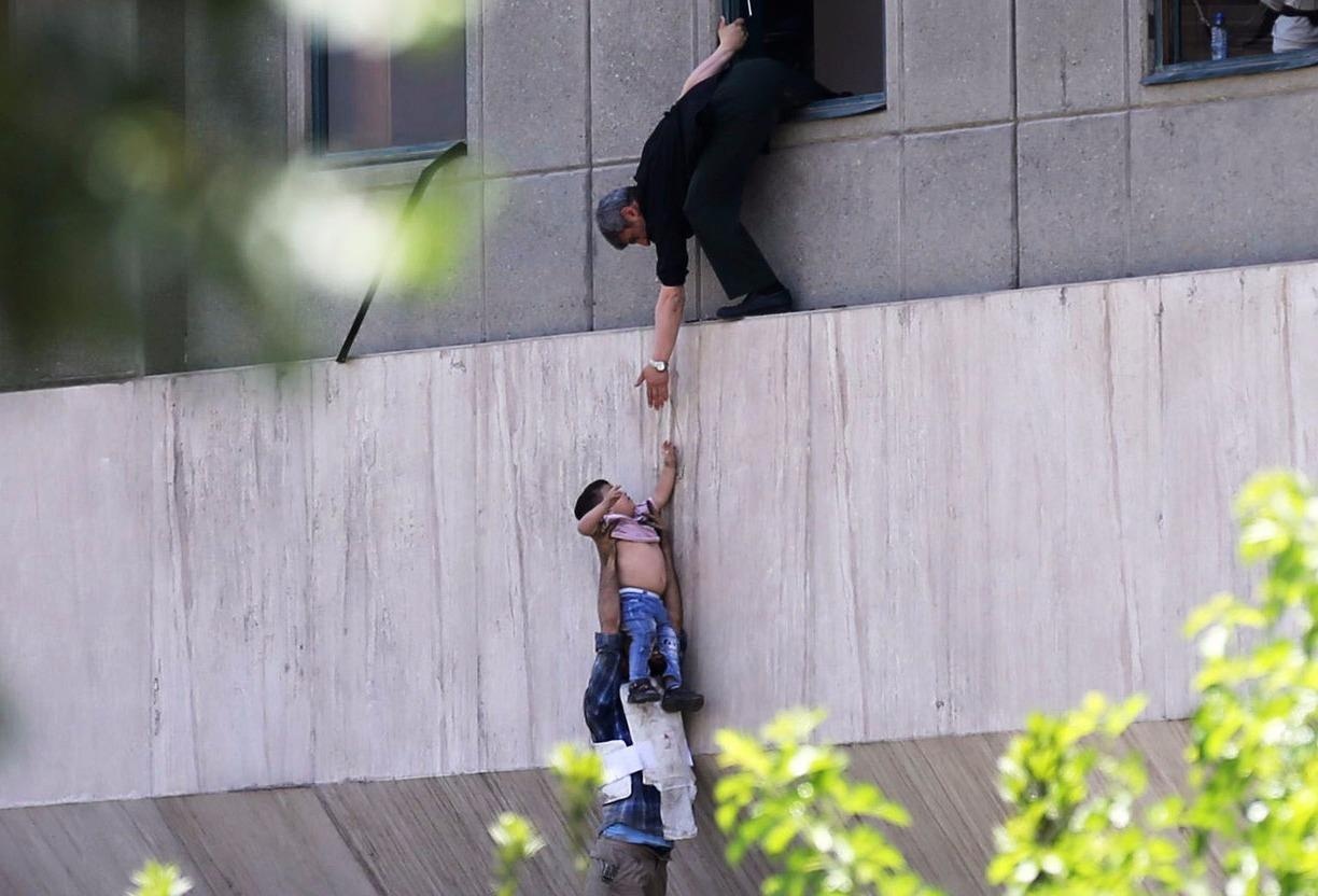 So tan tre qua cua so nha quoc hoi bi tan cong o Iran hinh anh