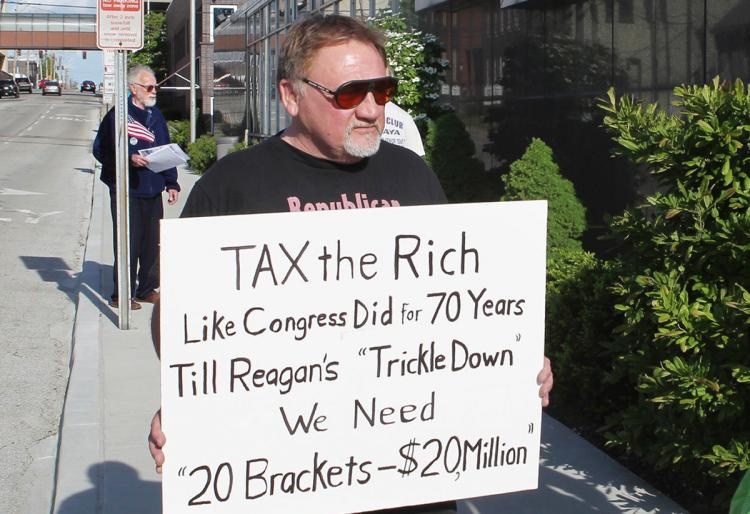 Tay sung chong Trump tung tham thinh noi xa sung nhieu tuan hinh anh